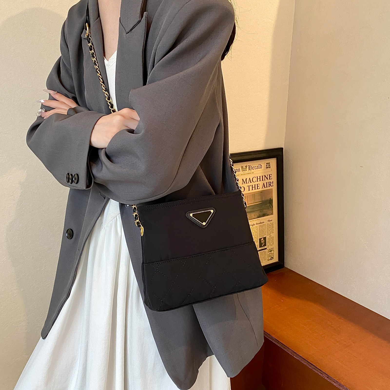 Bolso de cubo de cadena de diamante 2024 nuevo estilo de alta calidad sensación de nicho de moda bolso de hombro casual versátil mochila