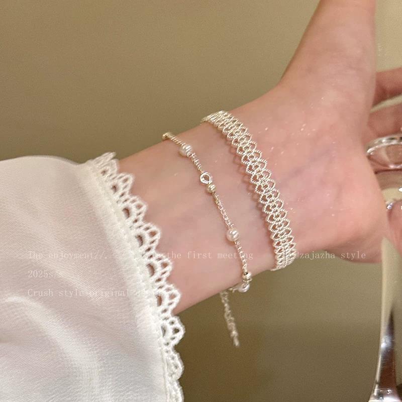 Silver lace bracelet with small pearls, layered design, women's style, 2026 new collection, exuding a sophisticated and luxurious feel, a unique and delicate bracelet and jewelry piece Silver lace bracelet with small pearls, layered design, women's style, 2026 new collection, exuding a sophisticated and luxurious feel, a unique and delicate bracelet and jewelry piece