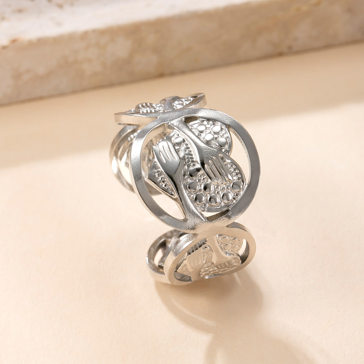 Venta caliente transfronteriza anillo abierto de acero inoxidable acero titanio no se desvanece joyería de mano simple presión de aceite hueco amor fábrica de anillos