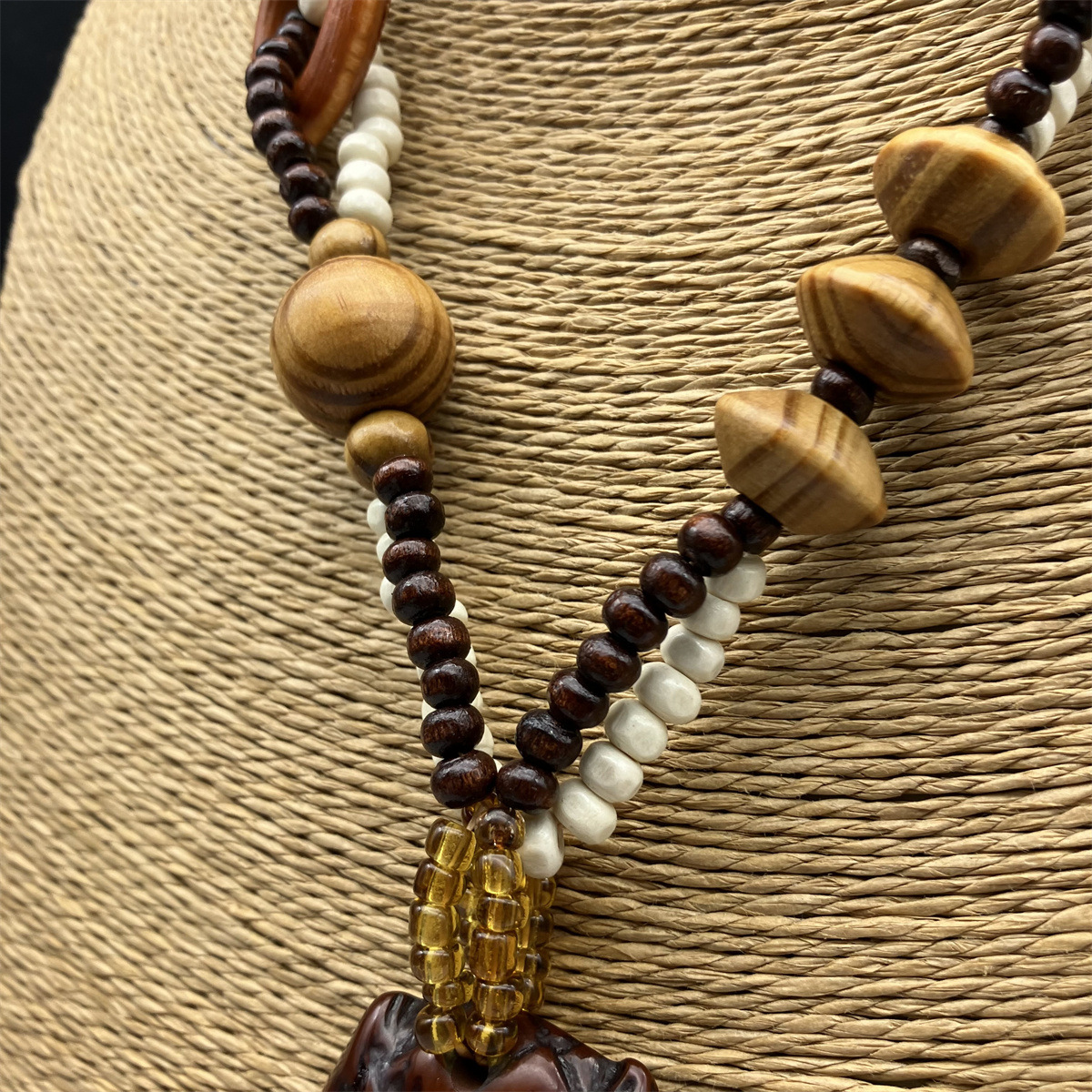 54g Weight Sweater Chain, Long Necklace, Necklace Classification 1 Piece Quantity Holiday, Street Occasion Wood, Resin Material Cat, Owl, Eagle Pattern Women's Gender Casual, Retro Style Casual Retro Cat Owl Eagle Wood Resin Pendant Necklaces Wholesale 3
