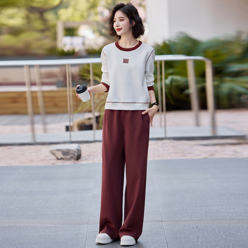 흰색 상의 + 앙코르 레드 팬츠