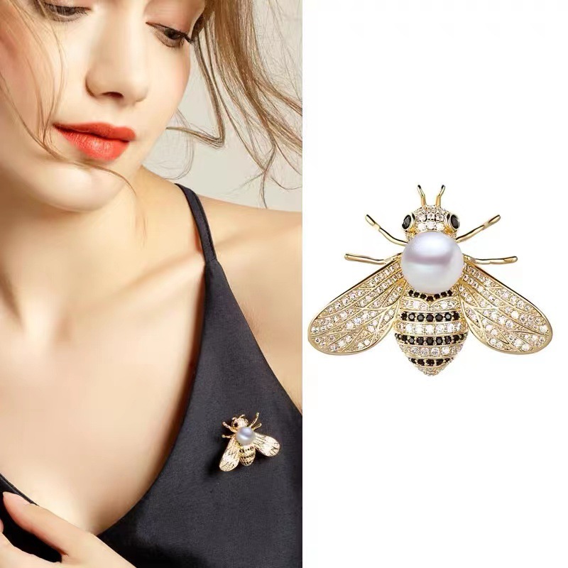 Elegante spilla a ape con perle accessorio per giacche_voghion.com