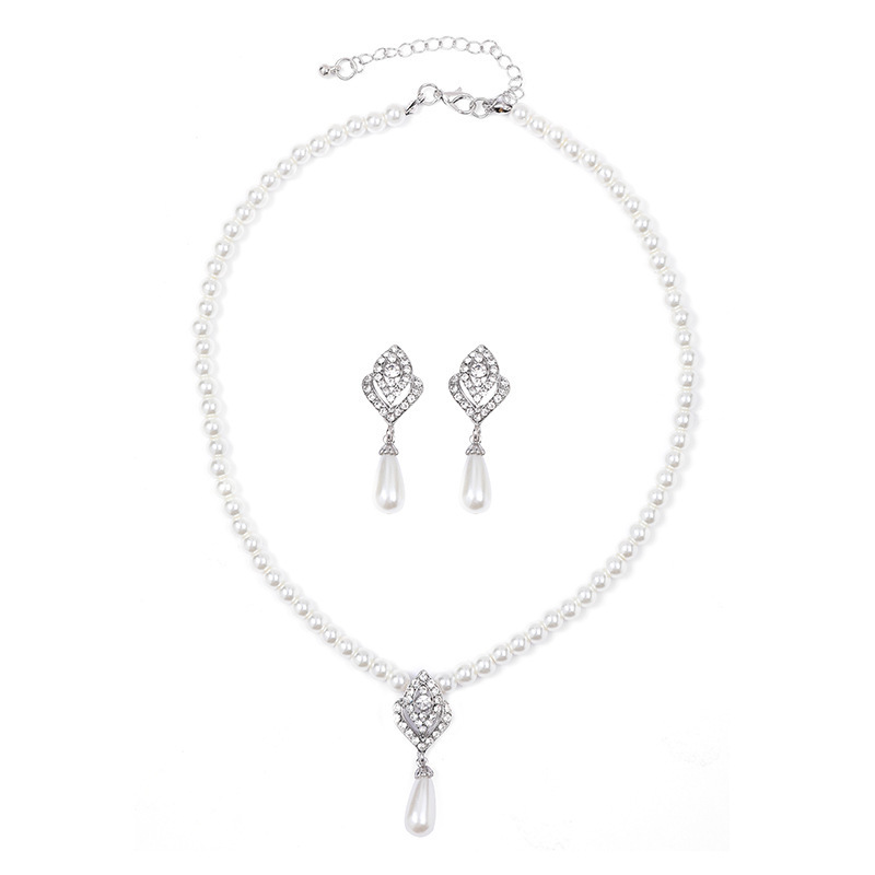 Collier pendentif fleur de rose avec perles et pompons style chic_voghion.com