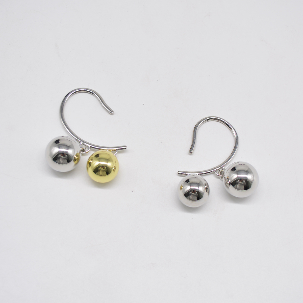 European and American metal niche twocolor ball earrings without pierced earrings female wholesalepicture5