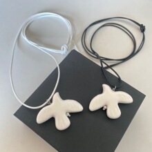 欧美fever同款白色陶瓷和平鸽子项链系带黑绳设计长款毛衣链配饰