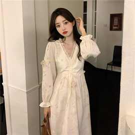 2025春花边V领甜美洋气法式连衣裙女温柔风宫廷收腰显瘦过膝长裙