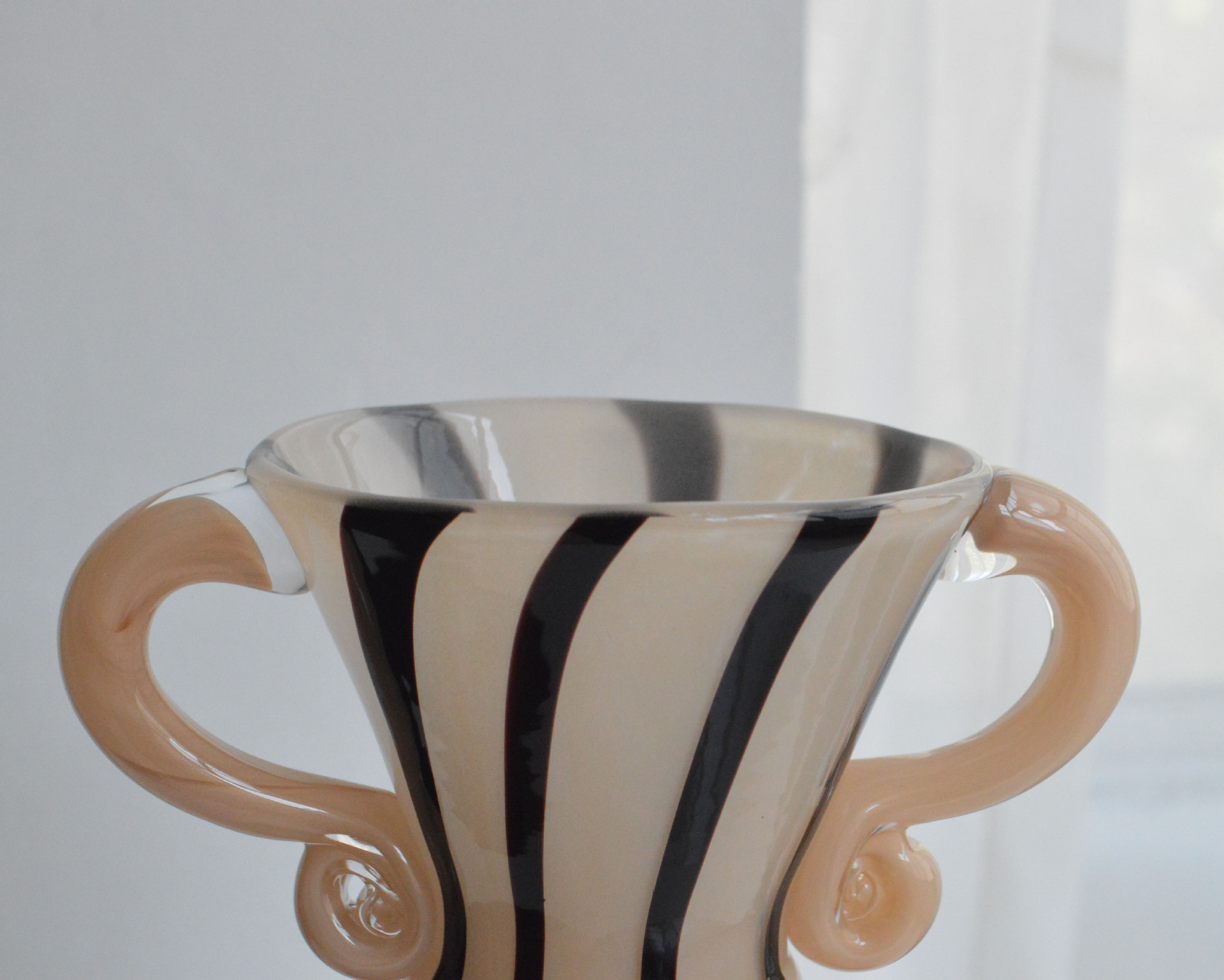 Piccolo vaso in vetro Fenton dipinto a mano in stile vintage francese con decorazioni delicate, accessori di alto valore_voghion.com