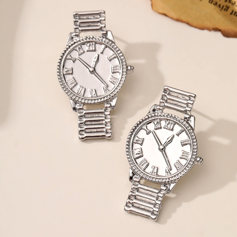 1 par de pendientes de mujer con diseño de reloj de oro grande con textura de metal creativa y de moda, adecuados para disparos callejeros