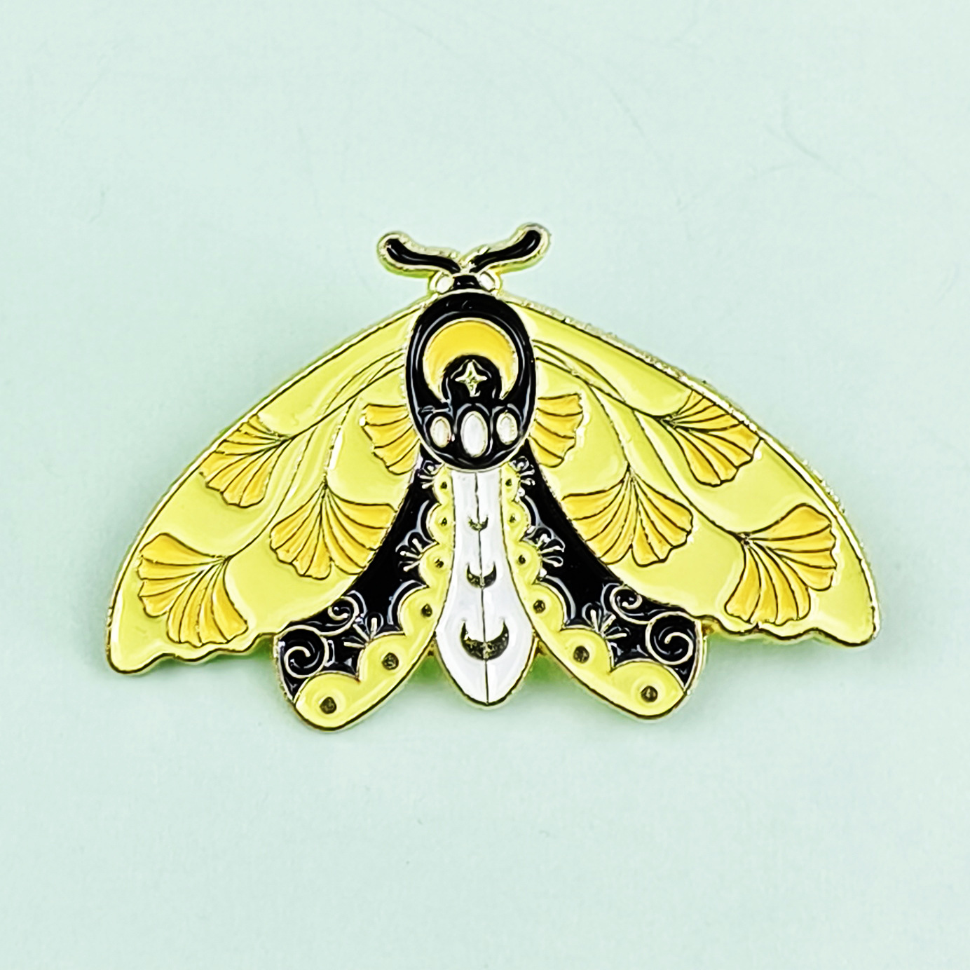 Broche en forma de mariposa de dibujos animados, aceite de gota de aleación, animal, insecto, ropa, top, alfiler, insignia, accesorios, spot al por mayor