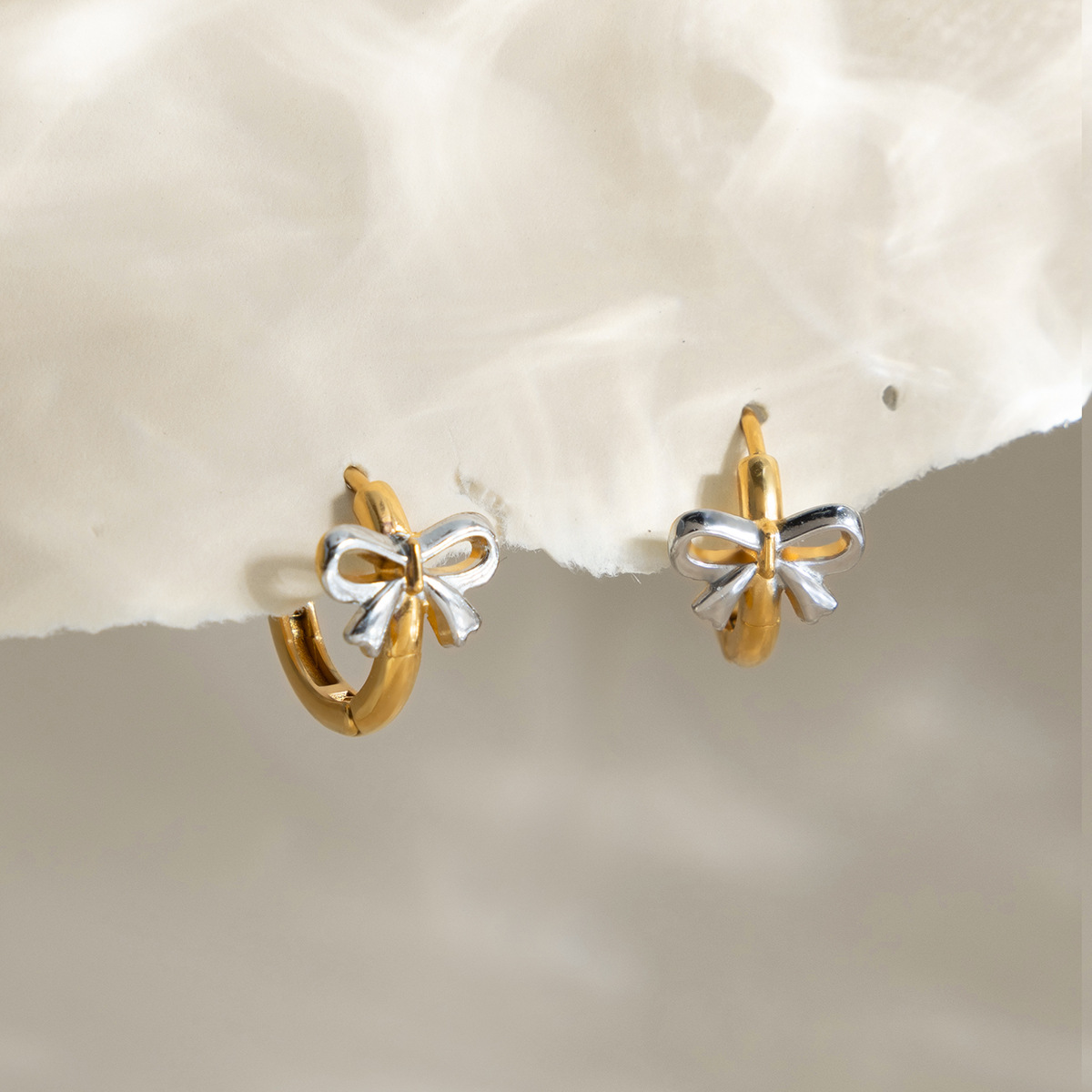 Wanxing europa y americana acero inoxidable galvanizado de doble color arco dulce arco de color aretes de color simple universal temperamento de venta caliente transfronterizo