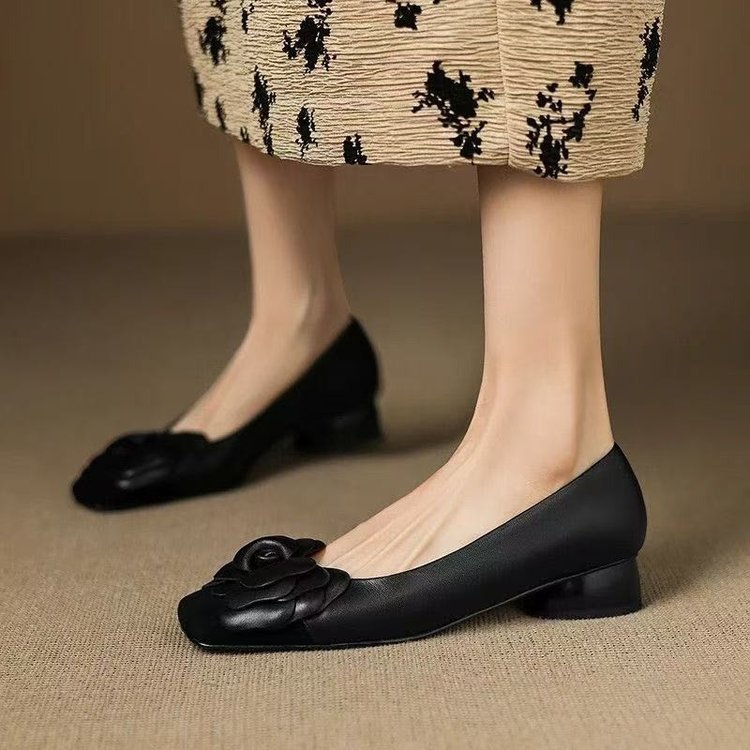 Camellia francesa Xiaoxiangfeng nuevos zapatos de mujer 2026 primavera cuadrada cabeza de color combinado universal zapatos de cuero de viaje simple zapatos de boca clara