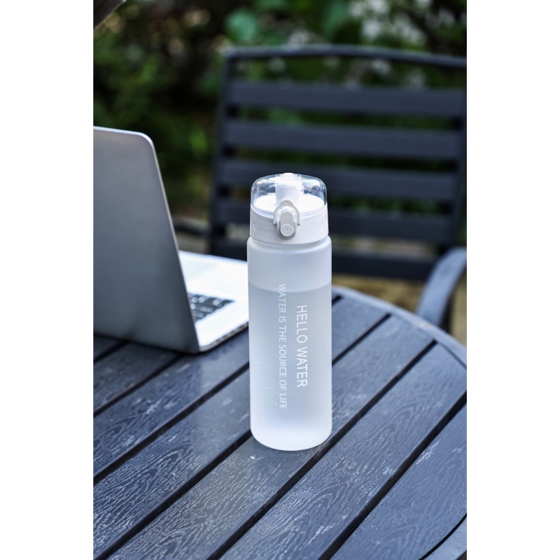 simple y portátil al aire libre con una taza de agua de cuerda, taza de agua de beber directa, taza de paja de alumno transparente