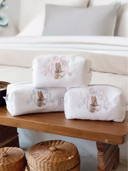 Large-Capacity Makeup Bag with Sweet Girly Heart, Heavy-Duty Embroidery, Squirrel Plush Toiletry Bag with Bow