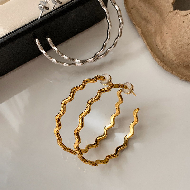 Pendientes de anillo de metal ondulado de aguja de plata de galvanoplastia de oro real Pendientes de diseño exagerado europeo y americano Pendientes de sentido avanzado de moda para mujer