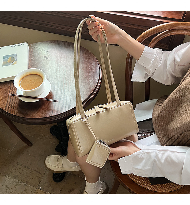 The 2024 new women's single-shoulder underarm bag is a simple and elegant commuting bag with a Korean-style niche design sense. It's a small square bag full figure