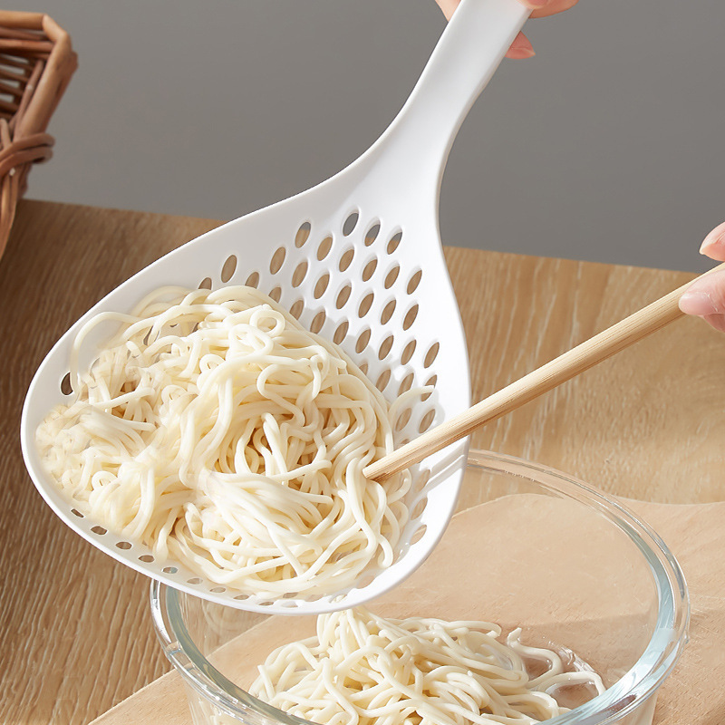 Cuchara grande de cocina doméstica para pescar fideos resistente a altas temperaturas no dañando olla para pescar fideos, pescar verduras y pescar饺os en un artefacto multipropósito image 3