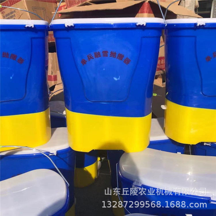 现货单兵融雪抛撒器 果园撒肥器鱼塘投料机 蔬菜地电动扬肥器