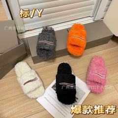 高バージョンのパリの毛のスリッパの女性の外はアルファベットの刺繍の厚い底の羊の小毛の秋冬の平底の1字のスリッパを着ます。