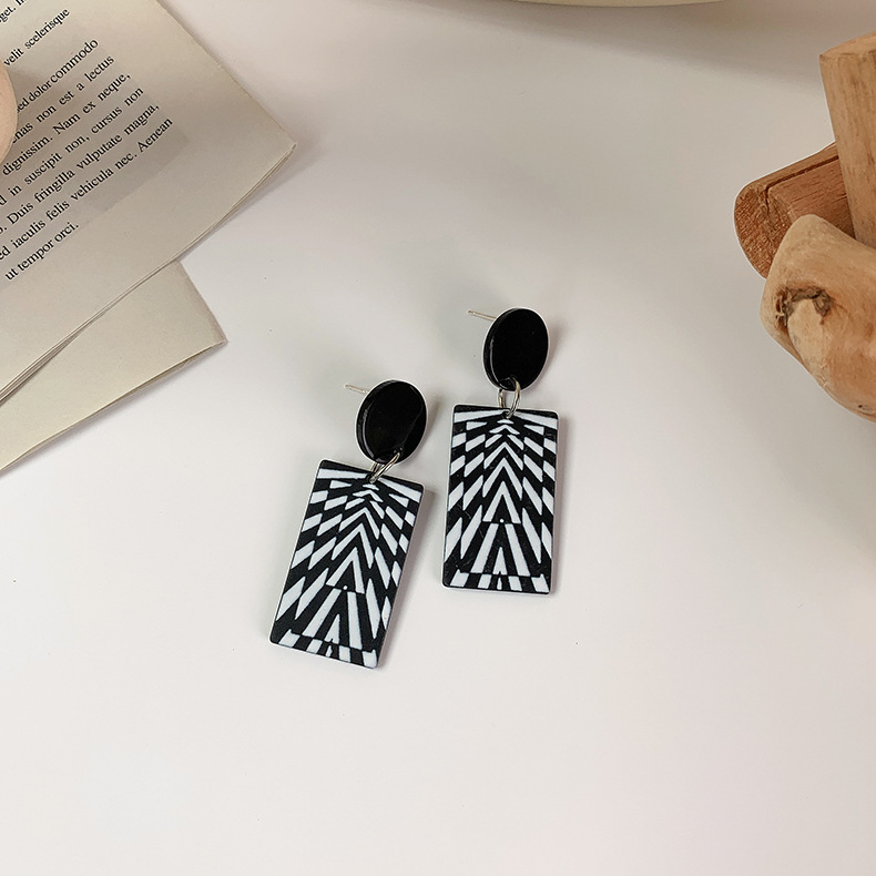 Vintage Black White Plaid Color Flower Acrylic Checkerboard Earrings Wholesale Nihaojewelry display picture 9