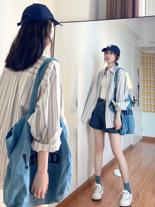 春の服の中にシャツを重ねて着ています。女性の夏の日焼け止めシャツのコートのデザイン感があります。|undefined