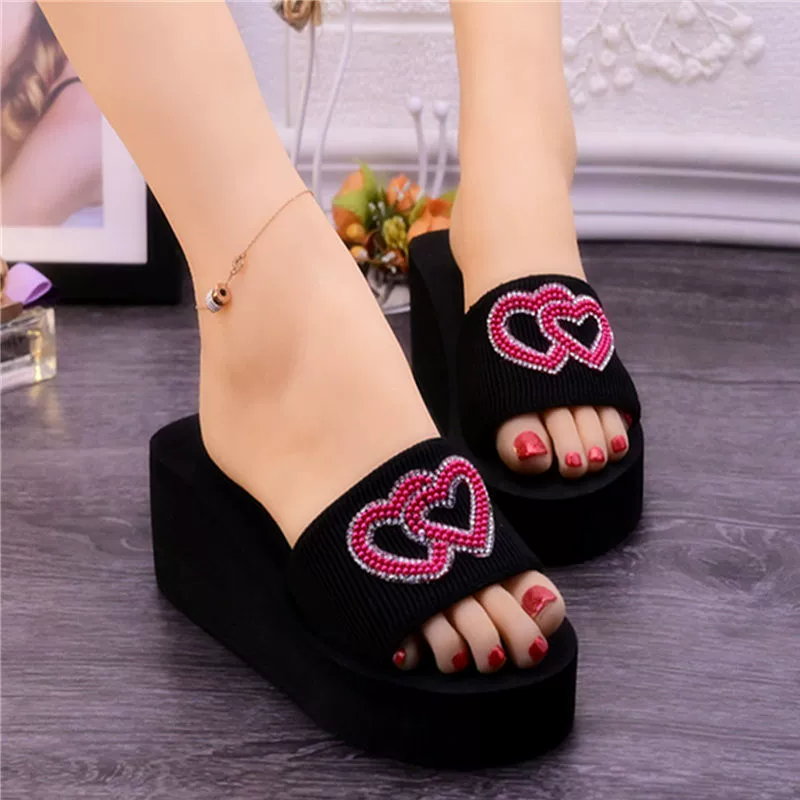 Носить модные тапки на улице