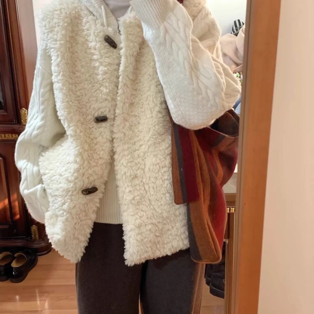 牛角扣羊羔毛叠穿新款皮毛一体马甲女春秋韩版环保坎肩毛毛外套