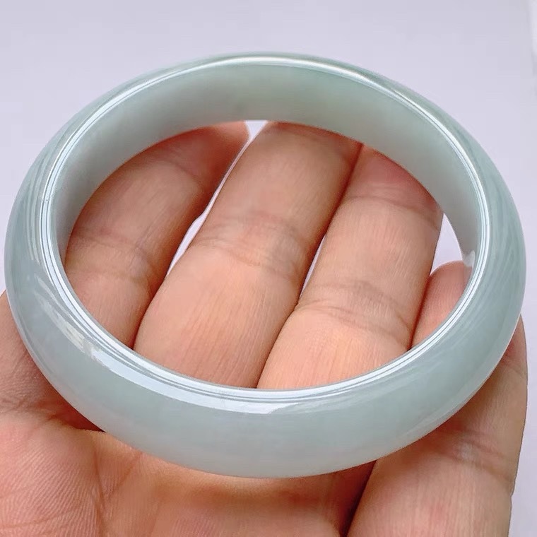 Bracciale in giadeite naturale birmana di tipo A. Bracciale rigido in giada_voghion.com