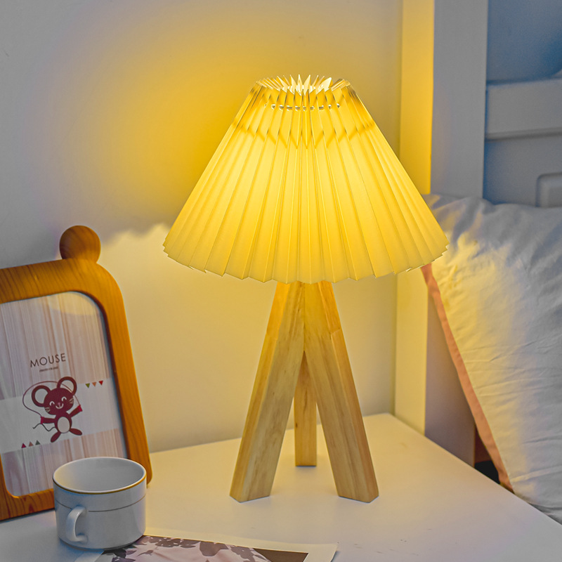 Lámpara de mesa floral plisada nórdica, lámpara de noche de dormitorio retro, luz nocturna de control remoto de red de madera maciza, luz ambiental LED