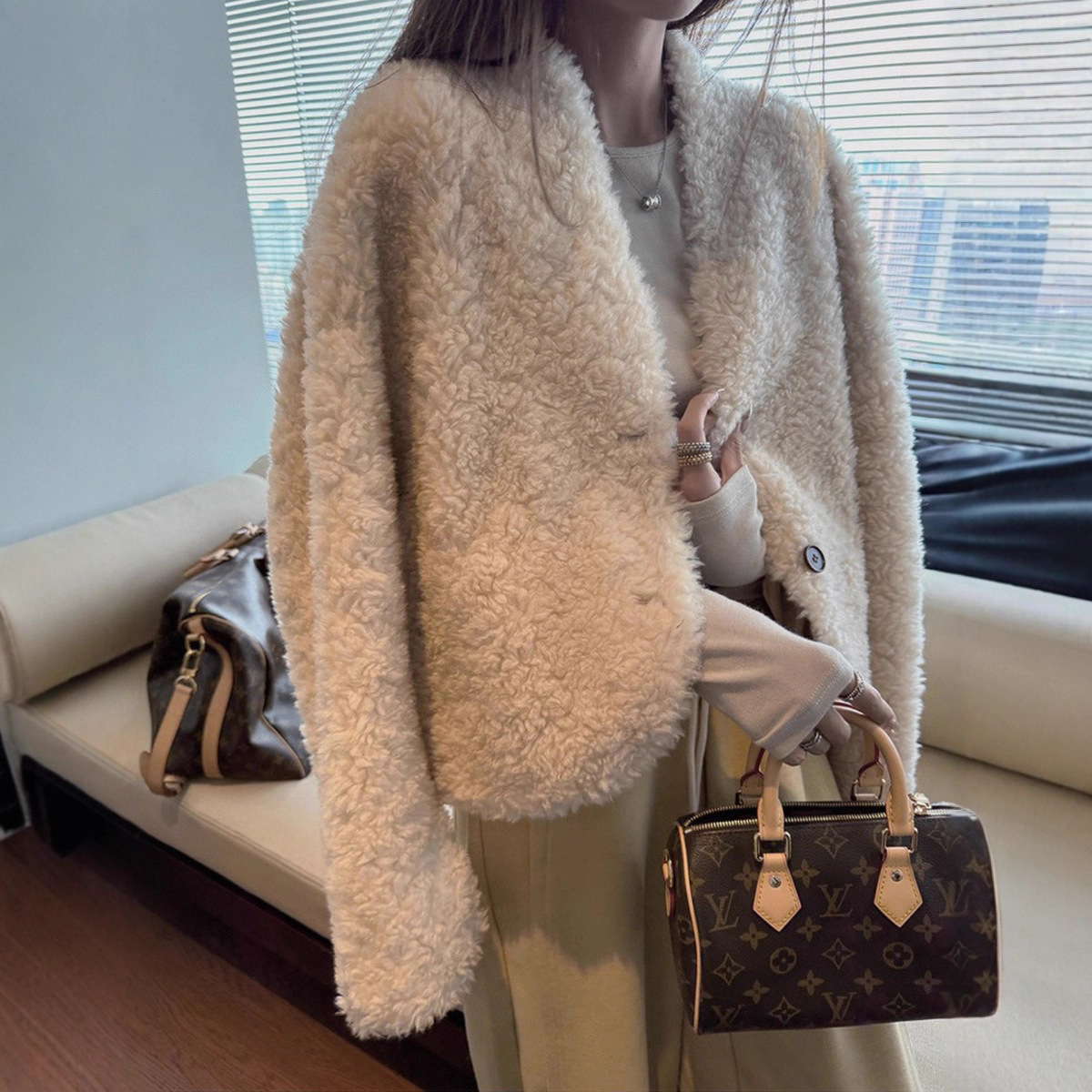 真毛全羊毛25冬季新款V领麂皮绒复合皮毛一体短外套阔版皮草温柔