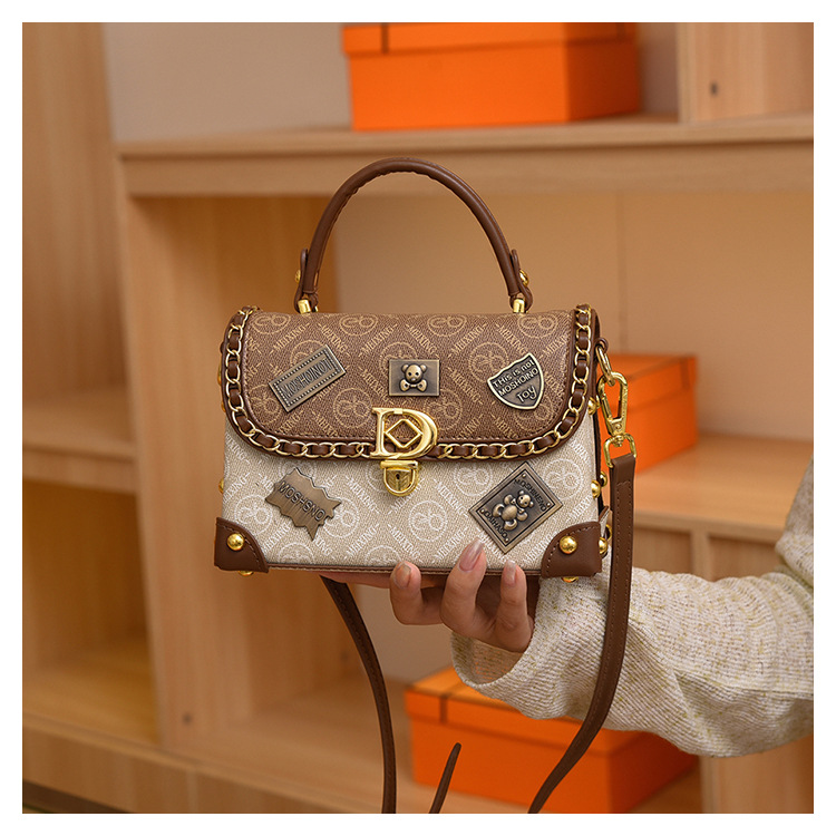 Live Supply neue 2023 Sommer neue europäische und amerikanische Retro-Abzeichen Damen-Umhängetasche tragbare Internet-Promi-Hot-Style-Damentasche_voghion.com