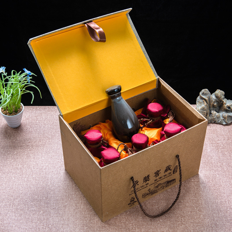 2つの酒つぼに分けて、古い酒の瓶の空の瓶の半斤の家庭用の酒の壺の陶磁器の酒をまねます。|undefined