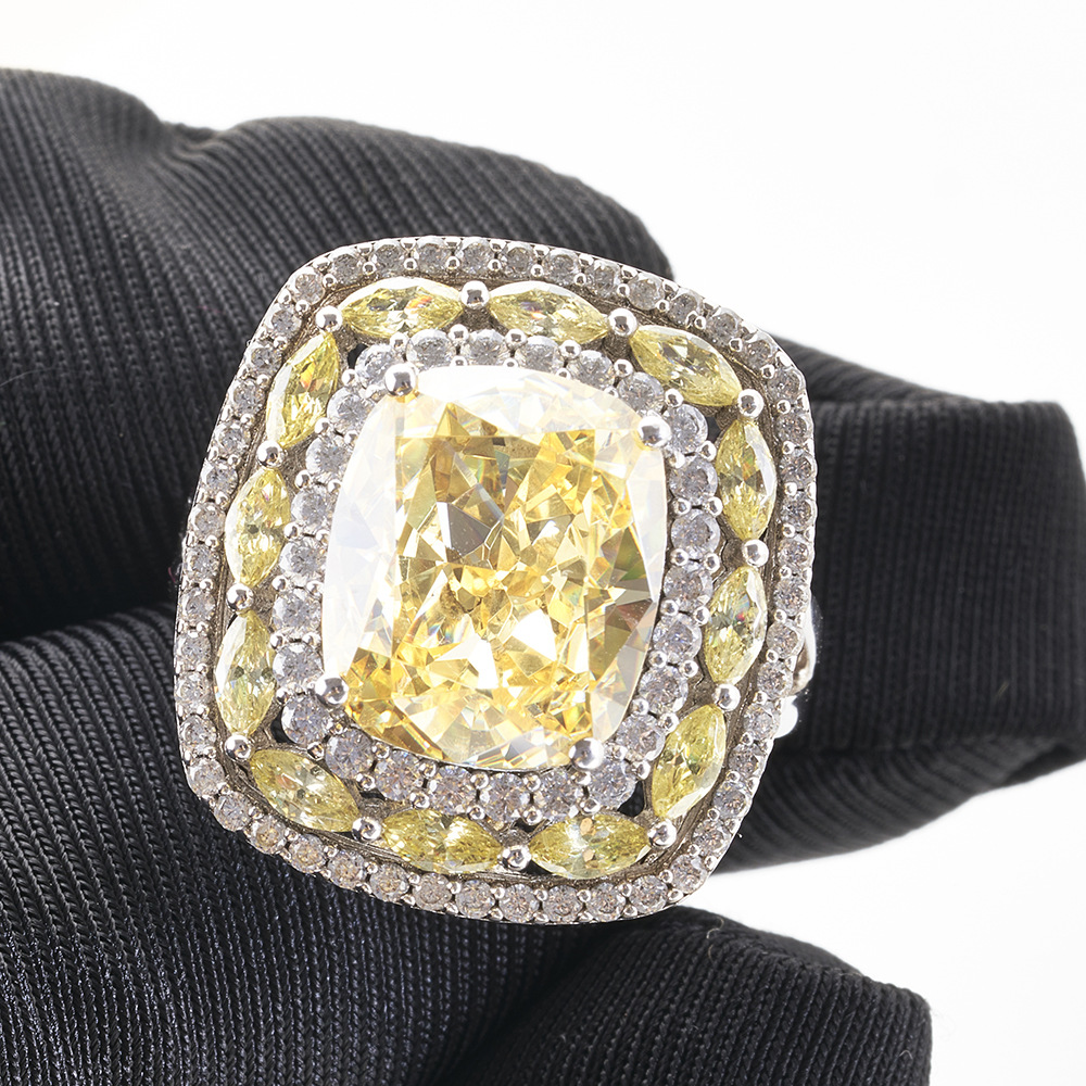 Almohada corte amarillo anillo de diamante de alto carbono anillo femenino Super flash amarillo diamante anillo femenino Pequeño Libro Rojo Transmisión en vivo Venta caliente