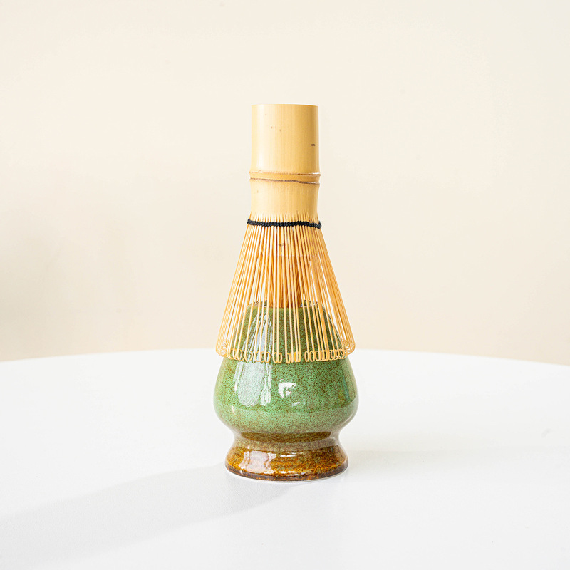 国境を越えて日本式の抹茶茶碗に案内口を持って釉薬茶を飲みます。|undefined
