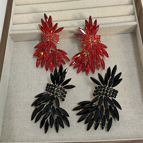 Small design sophisticated elegant fashionable earrings