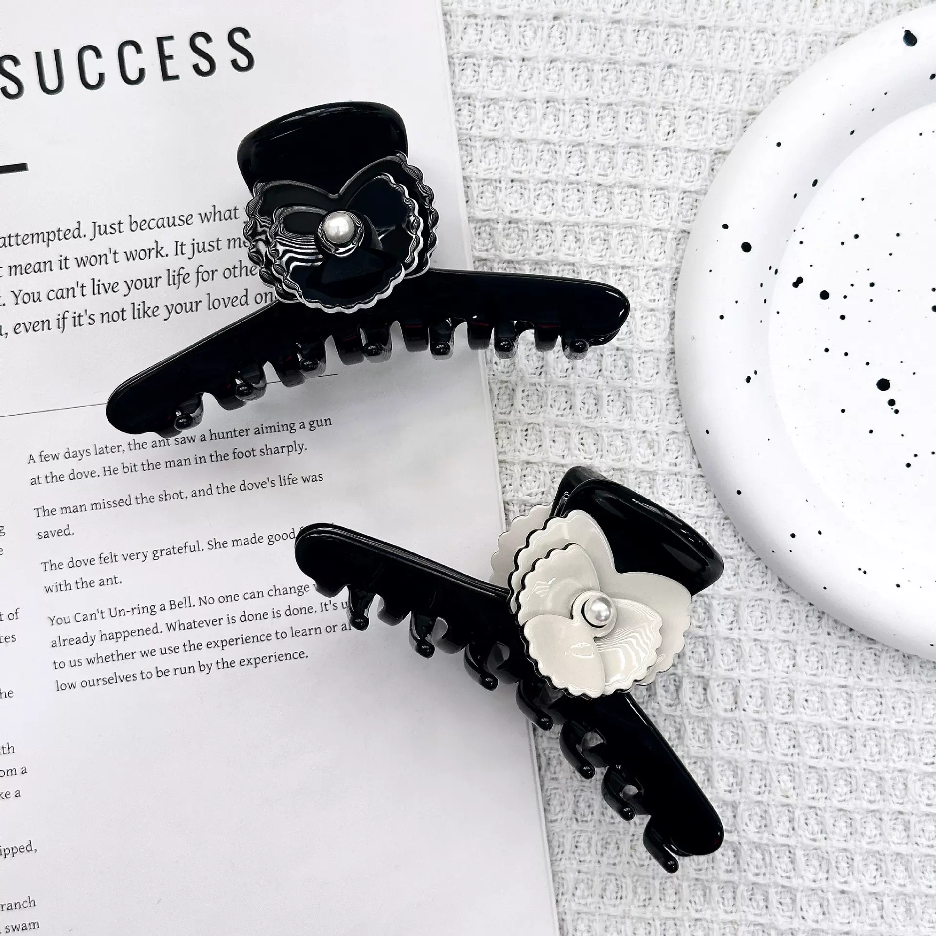 法式小香风醋酸山茶花鲨鱼夹轻奢高级感发夹珍珠精致后脑勺抓夹女