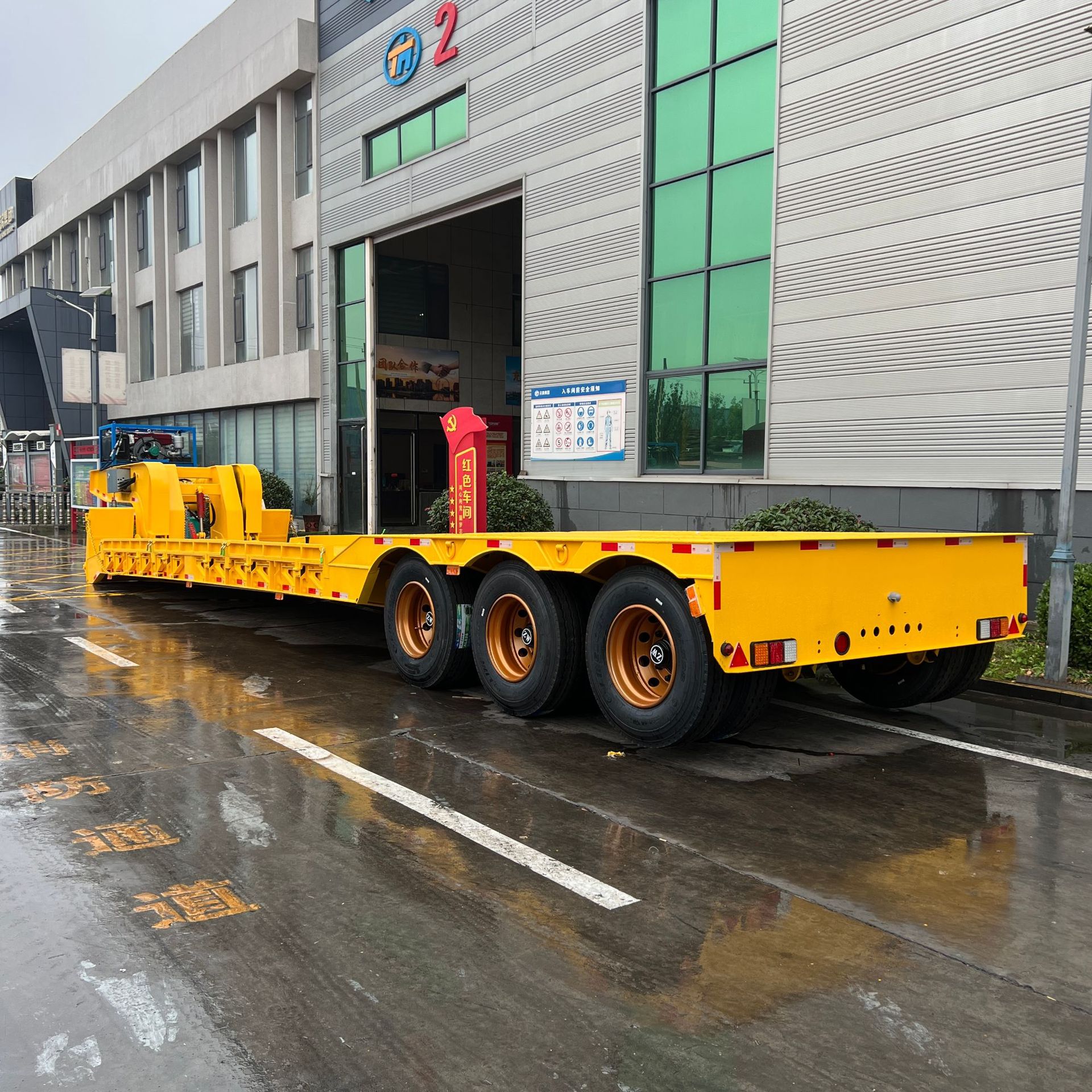 Source Factory Manufactures and Sells Heavy-Duty Load-Bearing Strong Low-Bed Semi-Trailers, Engineering Machinery Transport Trailers, Semi-Trailers