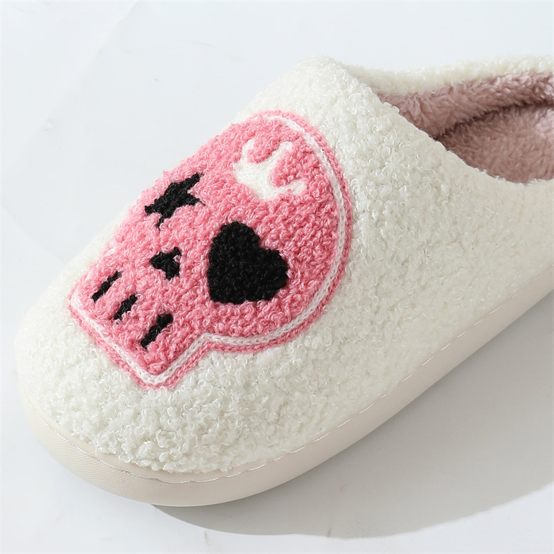 Chaussons en peluche squelette d'Halloween, pantoufles à bout fermé, chaussures de maison confortables et chaudes à enfiler, pantoufles mignonnes en fourrure douce pour hommes et femmes S045_voghion.com