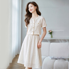 ファッションスーツ2025新型夏の婦人服の気質は腰のきれいな短い上着の半分のスカートの2つのセットのスカートを収めます。