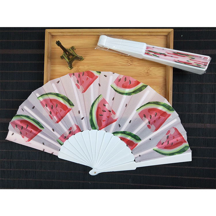 En stock 23cm hueso de plástico fresco ventilador plegable de plástico ventilador de una sola cara coloridas escamas de pescado