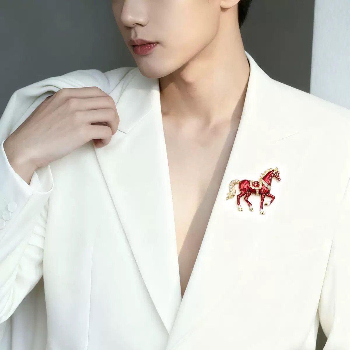 New Chinese-Style Enamel Red and White Horse Brooch, a Perfect Gift for Success, Zinc Alloy Brooch with Rhinestones