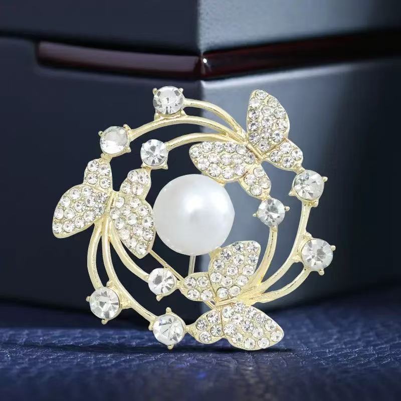 Spilla da cappotto in lega anti-esposizione con perle, elegante decorazione per abbigliamento con diamanti e camelia_voghion.com