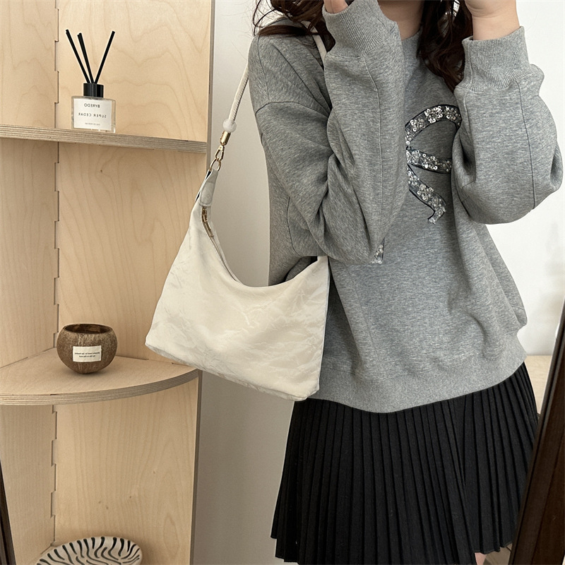 2024 nueva bolsa de mujer de estilo extranjero, gran capacidad de ocio, este año, bolsas populares de hombro y brazo.