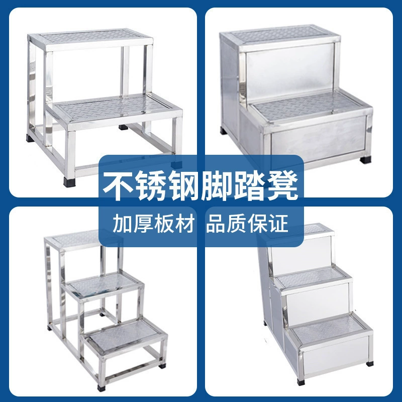 Поднимаясь на скамейку в промышленной мастерской