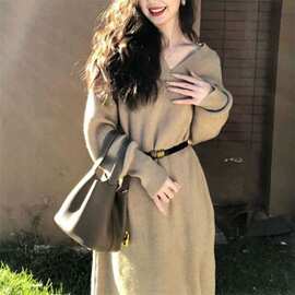 法式复古设计高级感v领针织连衣裙配大衣打底内搭毛衣裙子女秋冬