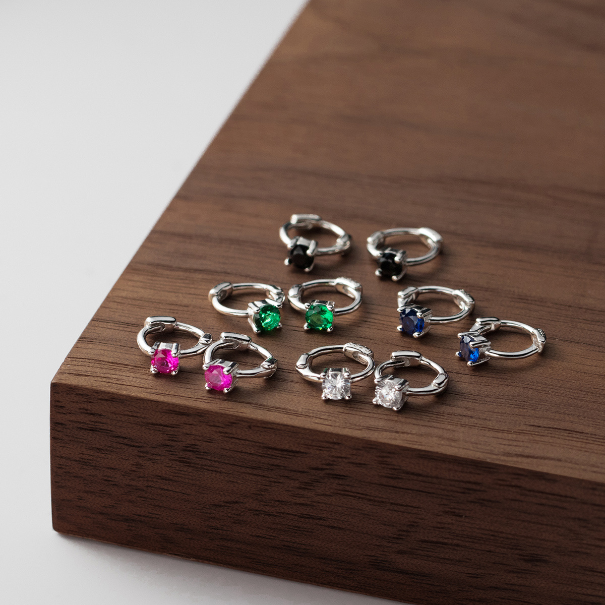 S925 plata esterlina mini orejas de diamante simple personalidad coreana orejas de zircón de color cuadrangular joyas de orejas G9564