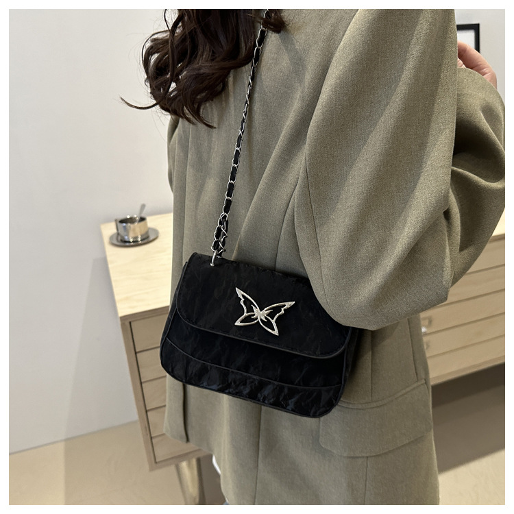 This is a trendy, casual, fashionable and simple crossbody bag for women with a niche design in the autumn of 2024 undefined