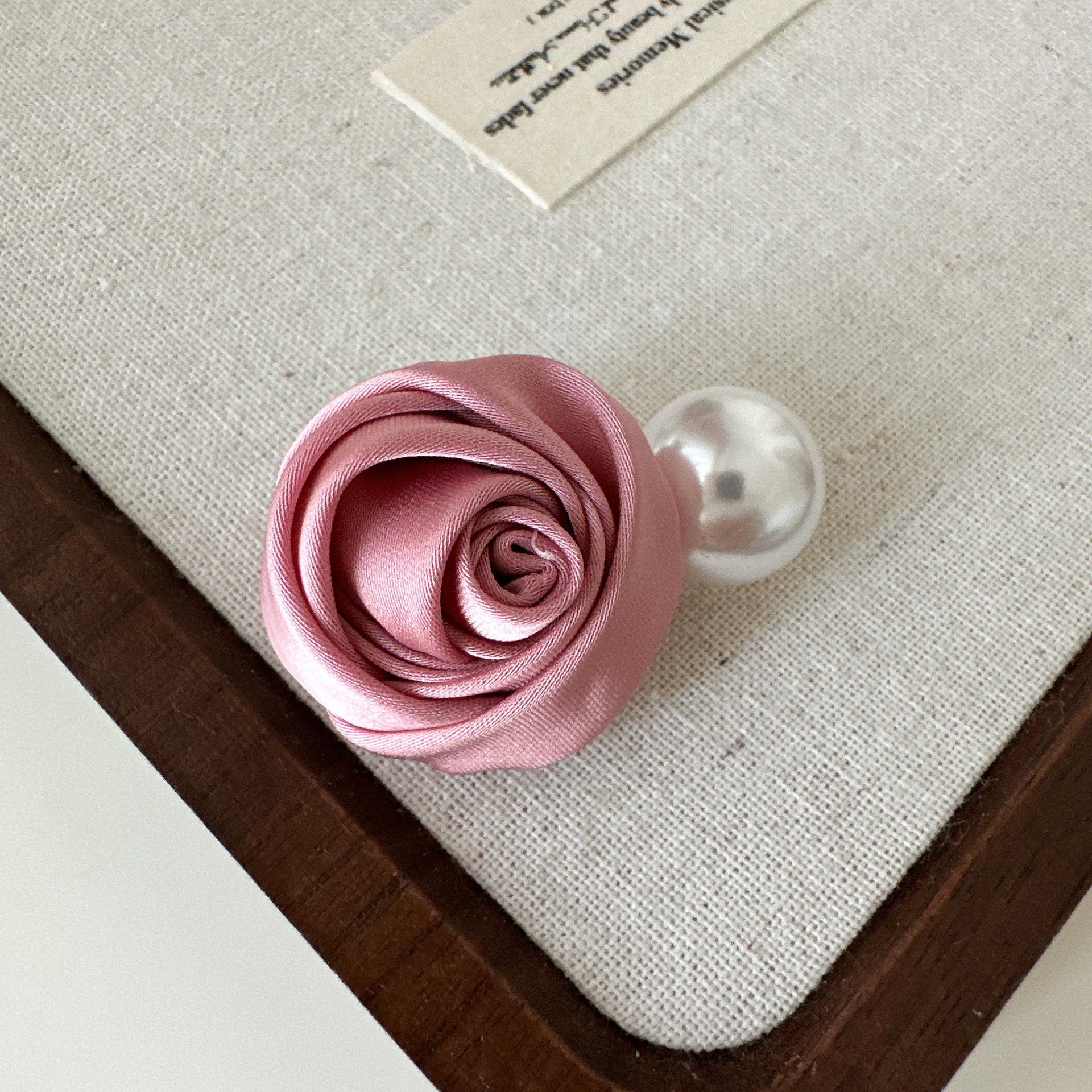 クリームの優しいバラの花の真珠の髪の飾りの髪のクリップの新型の後頭部のクリップの額の前髪のクリップ