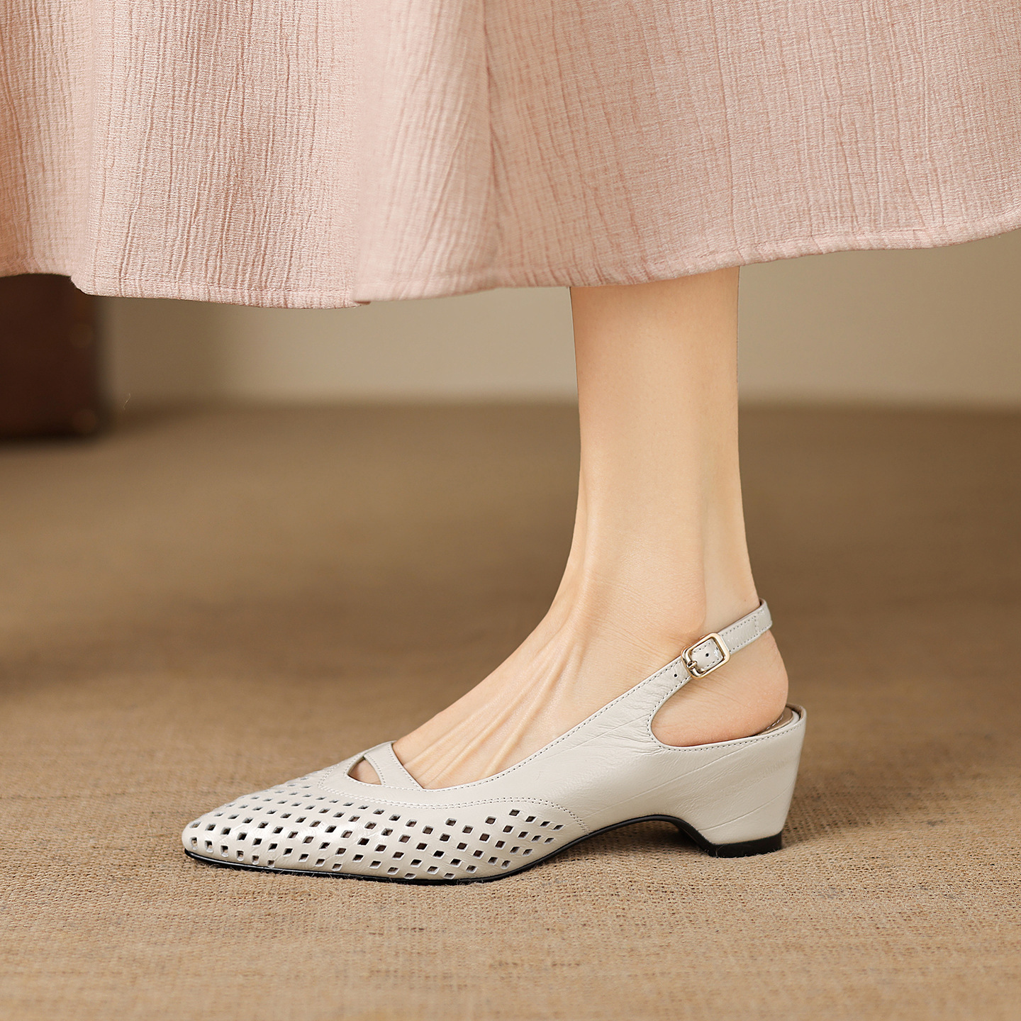 Sandal nữ gót thấp 5.5 cm mũi kín quai ngang khóa một chữ — màu trắng ngà