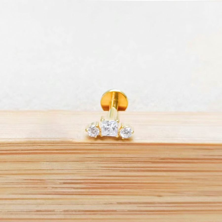 Clou d'oreille/de cartilage en alliage de titane F136, orné d'une fleur en zircon gravée, pour piercing lèvre ou oreille (filetage 0,9 mm). Vente en gros._voghion.com