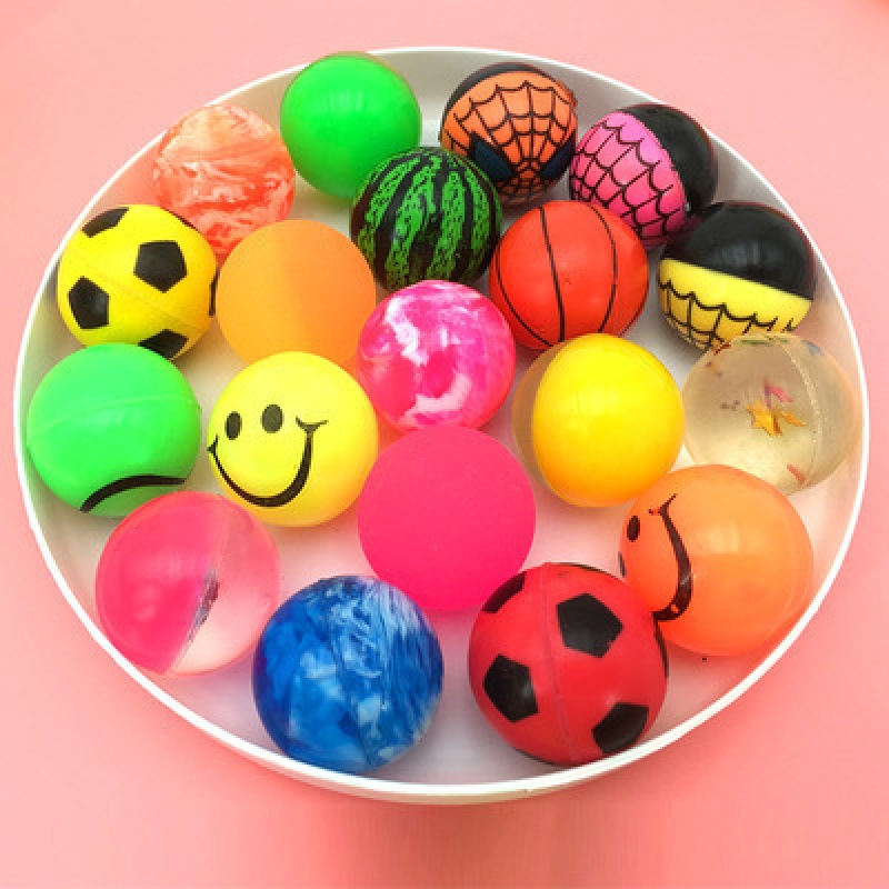 Yiwu pequeño mercado de productos básicos juguetes para niños al por mayor regalos del mercado nocturno bajo 1 yuan puesto nuevos pequeños regalos luminosos.